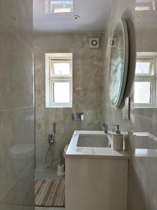 Beautiful 3 Bedroom House In London -Ensuite Bed Room 特威克纳姆 外观 照片